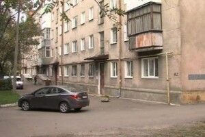 У Рівному з вікна на жінку впав диван (Відео)