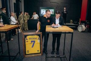 В обласному центрі Волині продали футболку Андрія Шевченка за 1 мільйон 100 тисяч гривень (Відео)