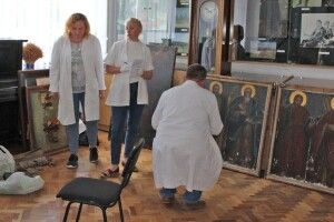У волинському музеї реставратори зі Львова обстежили ікони 18-19 століть
