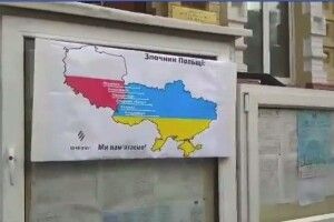 На Консульстві Польщі у Києві вивісили «дошку польських злочинів проти України»