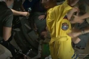 Російські астронавти вдяглися в жовто-блакитні костюми