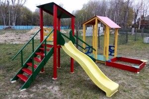 На території церкви у Луцьку встановили дитячий майданчик 