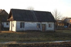 На Любешівщині діти тренуються в старенькій хатині