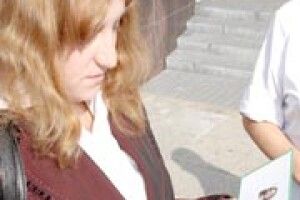 СІЛЬСЬКА ДІВЧИНА ВЧИТИМЕТЬСЯ У ХОЛМІ