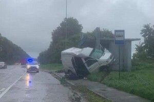 Мікроавтобус на швидкості влетів у зупинку: є загиблий (Фото)