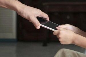 У Рівному в суді адвокат вдарив журналістку і забрав в неї телефон