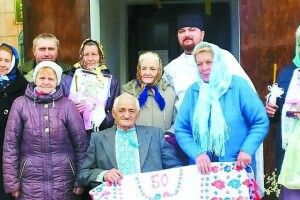 На Волині до шлюбу батька на руках ніс син
