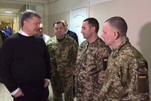 Порошенко відвідав у госпіталі звільнених полонених