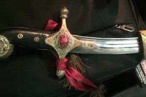 У «Ягодині» затримали португальця, який хотів вивезти з України старовинну шаблю