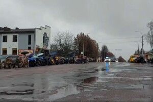 На Рівненщині живим коридором зустріли полеглого воїна (Відео)