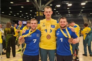 Волинянин Костянтин Копелюк у Канаді розгорнув прапор свого рідного Ковеля