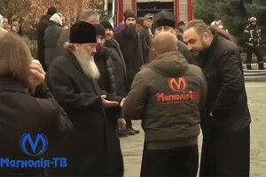 Покарають? Настоятель Лаври Павло з посіпаками не давав журналістам знімати пожежу у Лаврі (Відео)