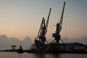 У Білгород-Дністровському порту вантажать ліс на російське судно