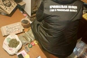 Організували наркобізнес на території Рівненщини: поліцейські викрили подружжя із Херсонщини