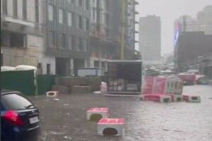 Київ накрила потужна злива: столиця паралізована (Відео)