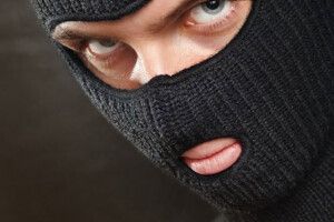 РОЗБІЙНИКИ ХОВАЛИСЯ ЗА БАЛАКЛАВАМИ