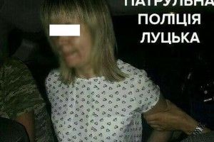 У Луцьку п’яна жінка лупила малолітнього сина, а потім накинулась на поліцейських 