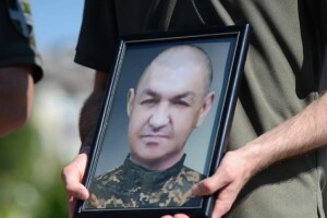 Схиляємо голови: сотні рівнян прощалися з Воїном, який поліг на Харківщині (Відео)
