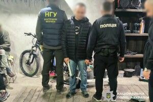 Автомати Калашникова поштою: на Волині викрили торгівців зброєю із зони бойових дій