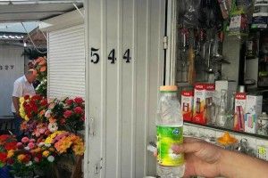 Підприємливий лучанин продавав на Старому ринку посуд, а своїм ще й наливав у нього по 100 грамів