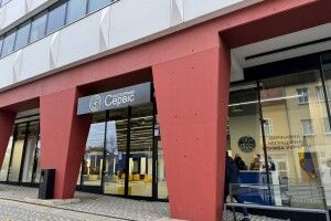 Бояться мобілізації: українські чоловіки у Польщі утворили величезні черги за новими паспортами