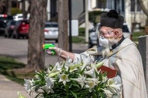 У США священник під час пандемії «розстрілює» парафіян із водяного пістолета, «зарядженого» святою водою (Фото)