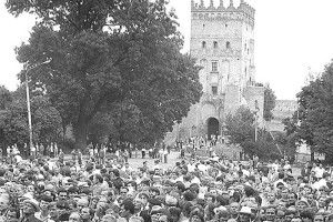 Учасників мітингу в Луцьку кадебісти фотографували з дерев і з вікон профтехучилища