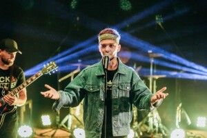 «Файно луплять м@sкаля – ЗСУ»: патріотичний хіт переможця «Голосу країни-11» Лазановського б'є рекорди (Відео)