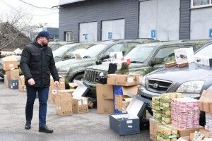 Працівники міськради Луцька зібрали мільйон і купили чотири авто для ЗСУ