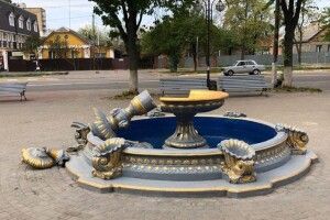 Гаряча українка під час карантину осідлала вуличний фонтан – той розбився вдрузки (Відео)