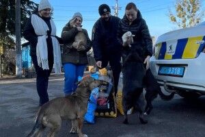 У Ковелі патрульні передали гостинці у притулок для тварин