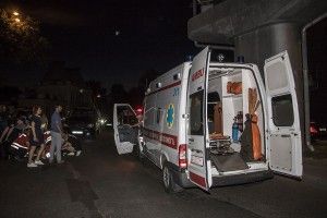 Самогубець стрибнув із моста і потрапив під колеса авто (Відео)