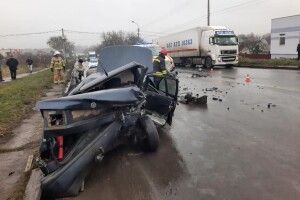 Карколомна ДТП: у Рівному вирізали водія із автомобіля (Фото, відео)