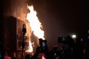 На підтримку Стерненка: у Києві активісти облили Офіс президента фарбою (Фото) 