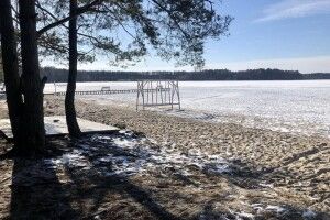 Показали красу засніженого волинського озера, яке має кришталеву глибину і таємницю підводного міста (Фото)