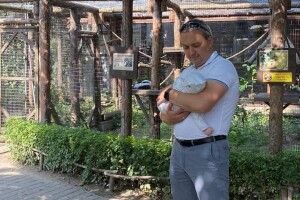 Екс-очільник Рівненщини одружив сина і прийшов у зоопарк з немовлям (Фото)