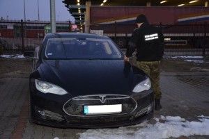 Польські прикордонники затримали українця на краденій «Теслі»