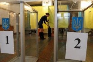 На Буковині чоловік вкинув у ящик для голосування списки виборців