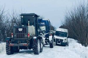 Як поліцейські Луцького району автівки з заметів витягували