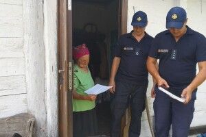 У Цмінах та Хряську людей закликали не жартувати із червоним півнем