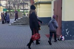 Рівняни принесли ляльки під двері церкви (відео)