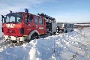 На Волині рятувальники визволили зі снігового полону автобус