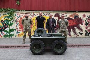 З Волині для захисників на фронт передали наземний безпілотний роботизований комплекс