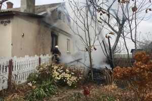 Загорілася бесідка: на Рівненщині ледь не зайнявся будинок (Фото)