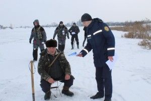 Рятувальники розповіли зимовим рибалкам, як вберегти життя на льоду (Відео)