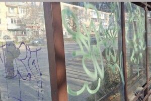 У Луцьку видали 40 приписів щодо неналежного стану зупинок (Фото)