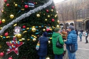 Болгари прикрасили подаровану Москвою ялинку... синьо-жовтими корабликами