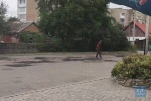 Ремонт доріг по-нововолинськи: асфальт притоптують ногами (ВІДЕО)