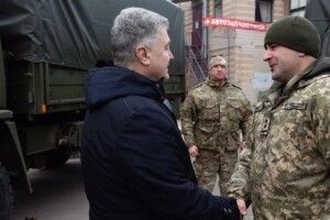 Чим більше вантажівок, тим більше БК, тим більше «бавовни»: Порошенко у Херсоні передав 10 DAFів у підрозділи ЗСУ