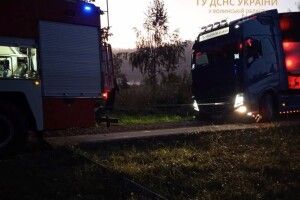 Волинські рятувальники вранці «рятували» вантажівку